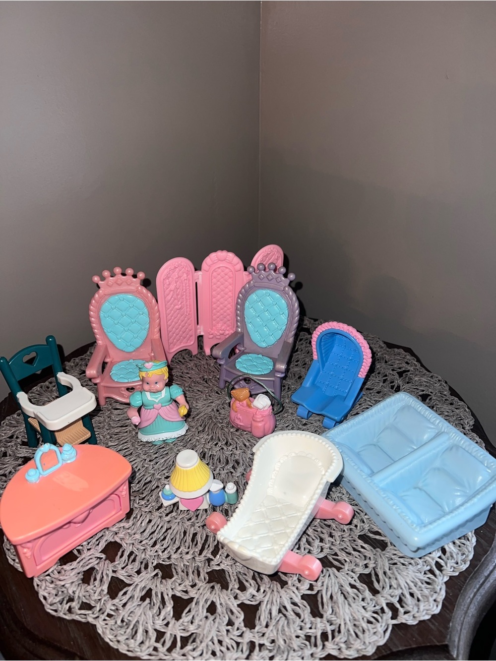 Vintage lot of Fisher Price Loving Family doll house figures furniture 90s
